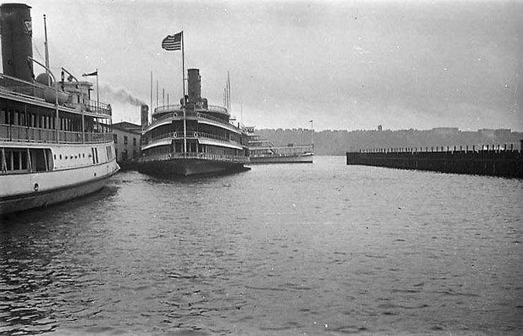 Day Line Docks bei der 42nd St. III