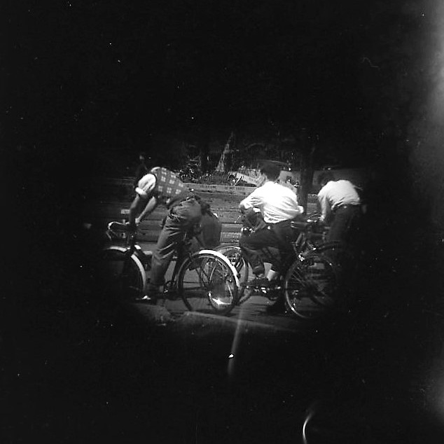 Jungen auf Fahrrädern, bevor das Zehngangrad erfunden wurde* [Telefoto]