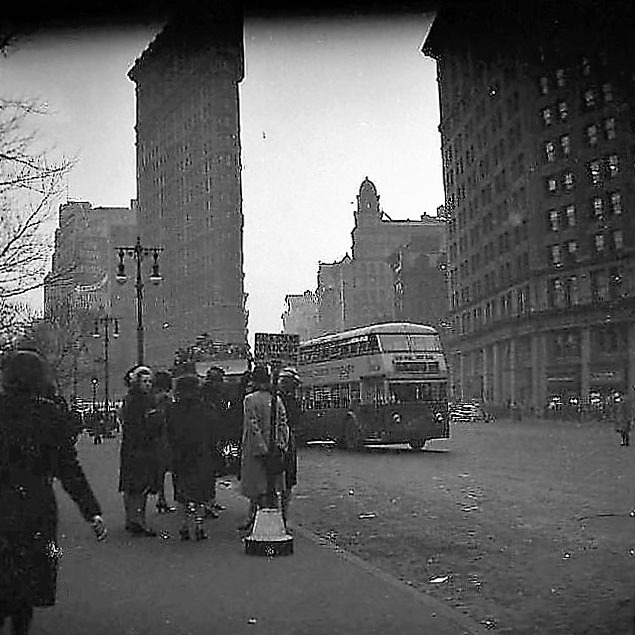Flatiron Builing at Madison Square Park. At the Busstop, Fifth Avenue Coach Co. I