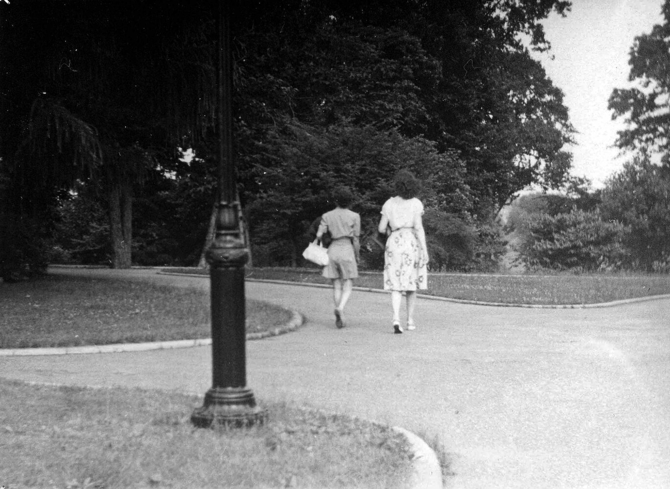 Zwei Frauen im sommerlichen Park