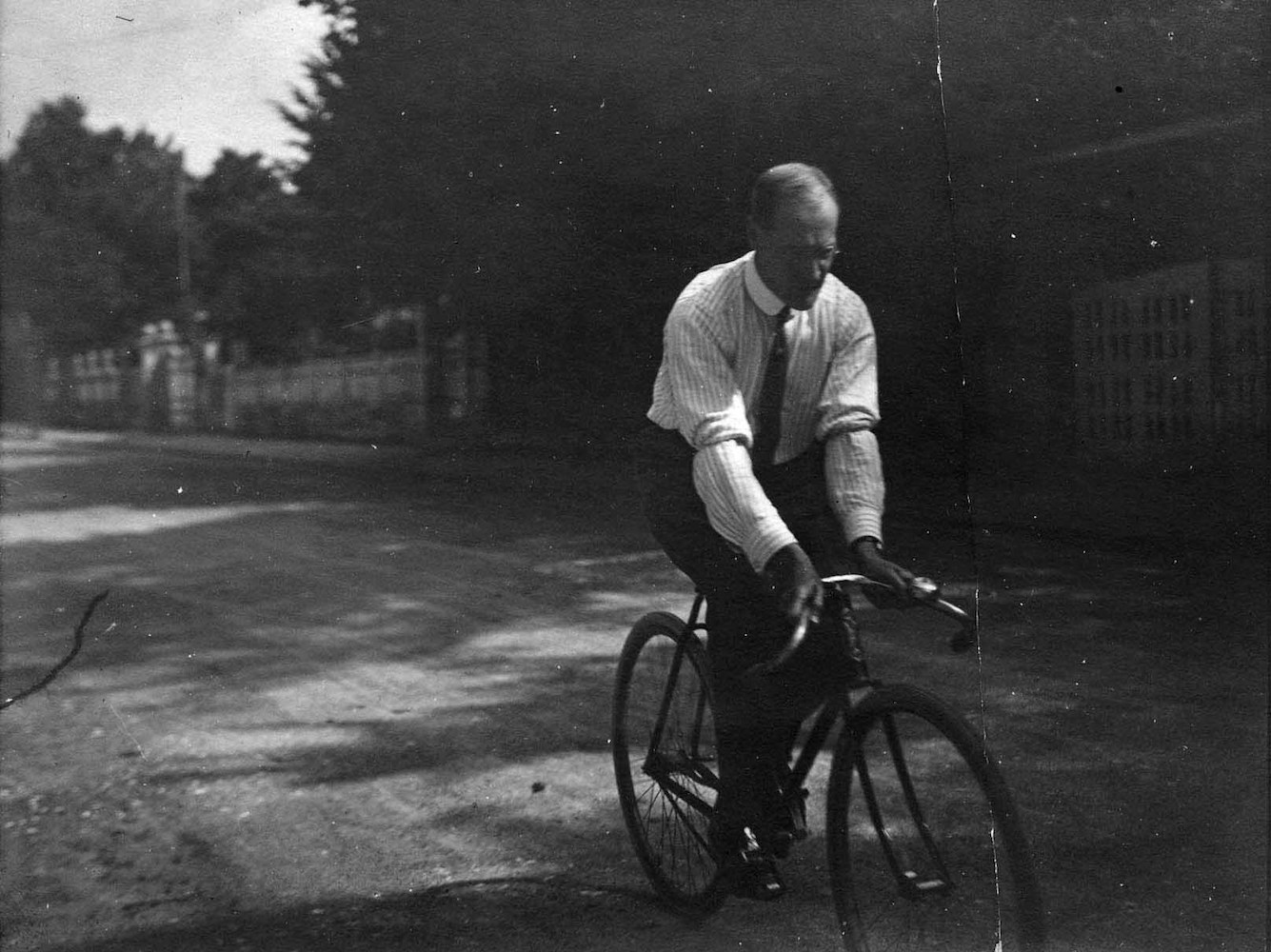 Lyonel Feininger auf seinem Fahrrad in Weimar