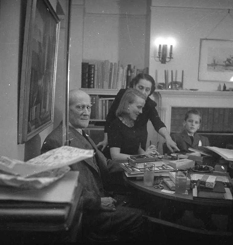 Christmas 1945. Lyonel, Wysse,  Julia, and Tomas Feininger I