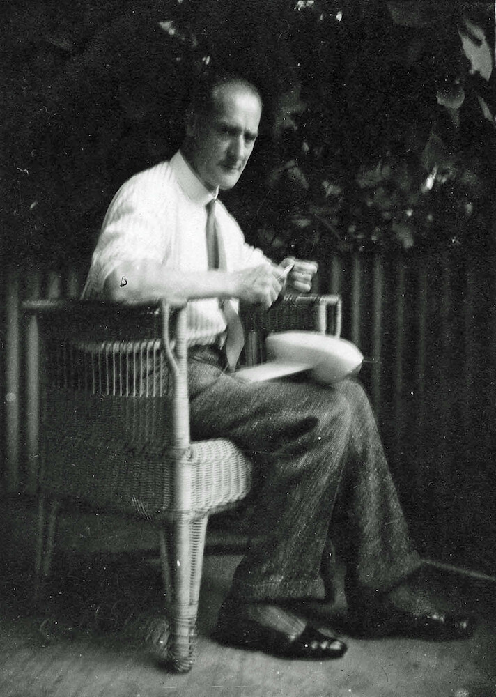 Lyonel Feininger mit Modellyacht auf dem Balkon II