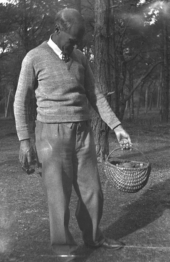 Lyonel Feininger holding a Basket