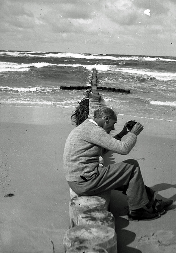 Lyonel Feininger sitzend am Strand