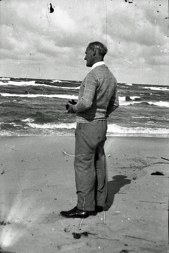 Lyonel Feininger standing on the Beach