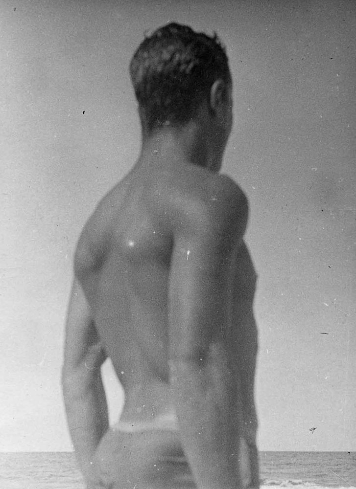Laurence Feininger am Strand, Rückenansicht