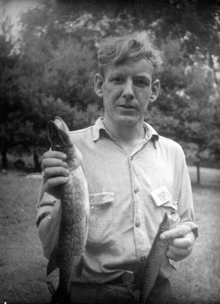 Jerry Pomeroy mit Fischen in der Hand
