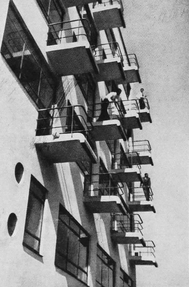 Das Ateliergebäude des Bauhauses, Sicht nach oben (Hausfassade)
