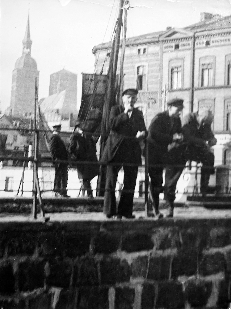 Stralsund, November 1929 - Seeleute an der Hafenmole
