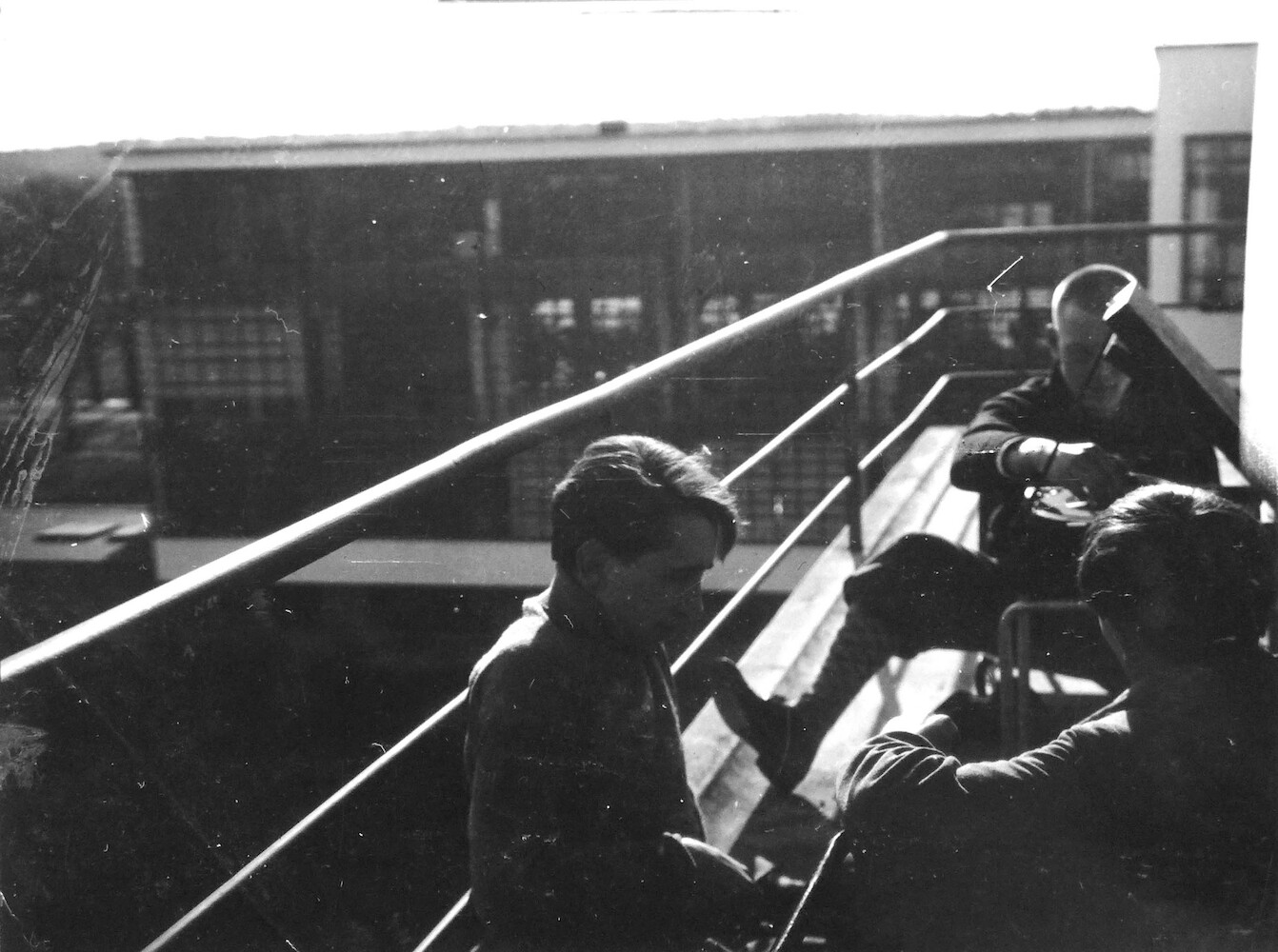 Karla Grosch, Georg Hartmann und NN auf dem Balkon des Bauhauses mit Plattenspieler