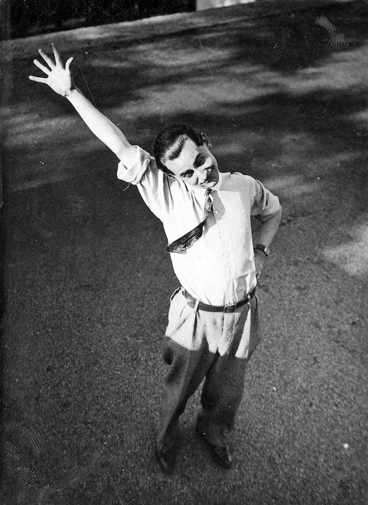 Bauhaus-Student mit hochgestrecktem rechten Arm auf dem Dach