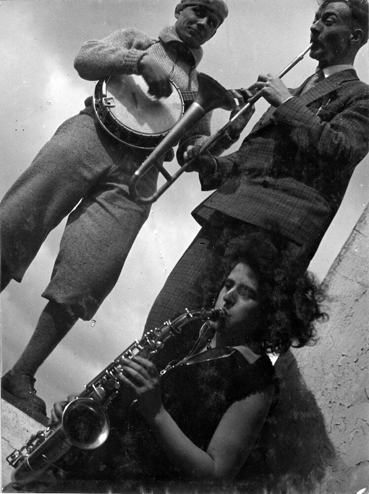 Waldemar (Waldi) Alder mit Banjo, Eddie Collein mit Posaunenteil und Lotte Gerson spielt Saxophon