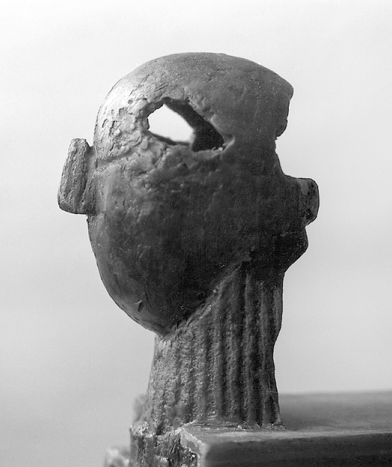 Kopf einer Sphinx auf Stufensockel
