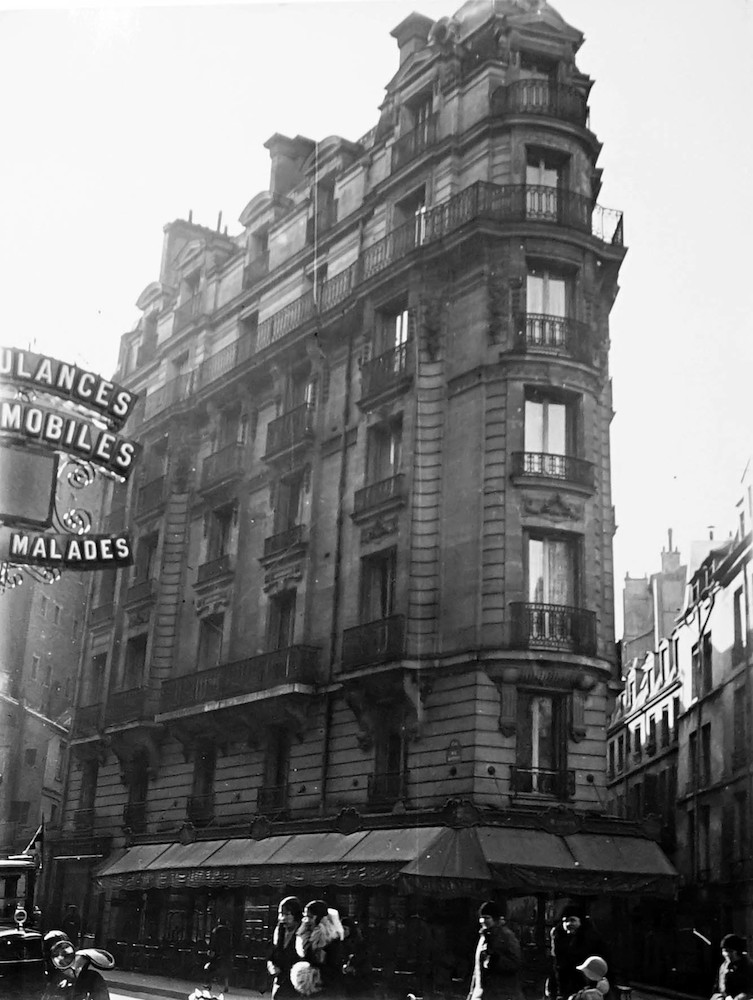 Gebäude in Paris. Apothekenzeichen links