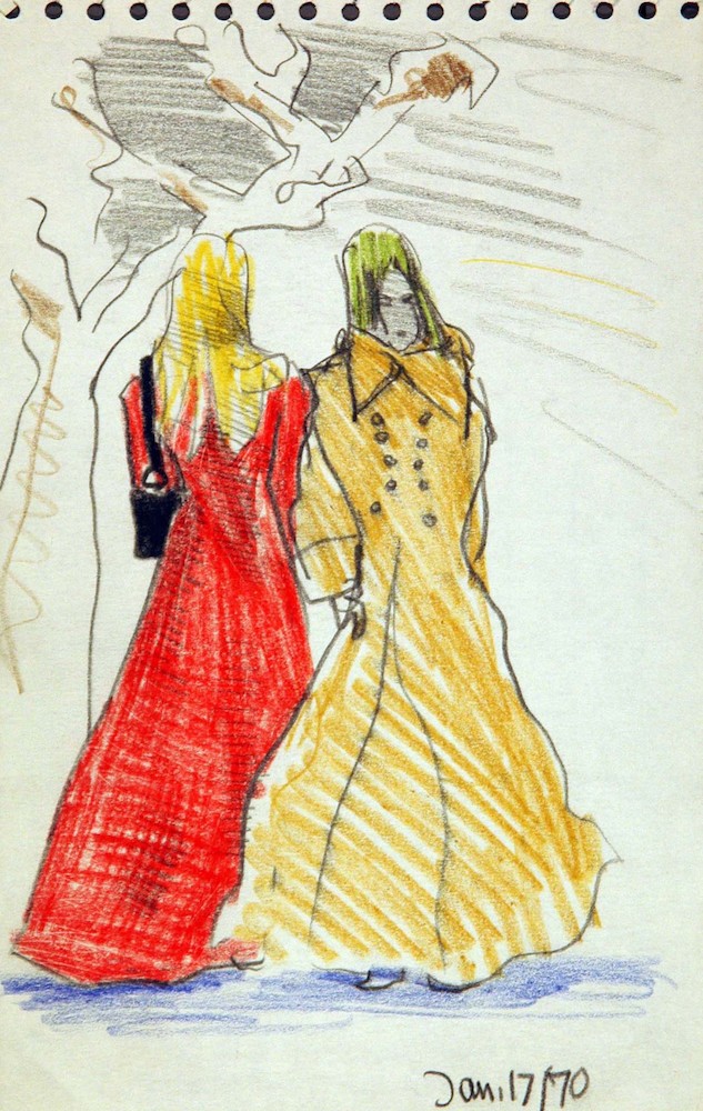 Zwei Frauen mit langen Mänteln in Rot und Ocker