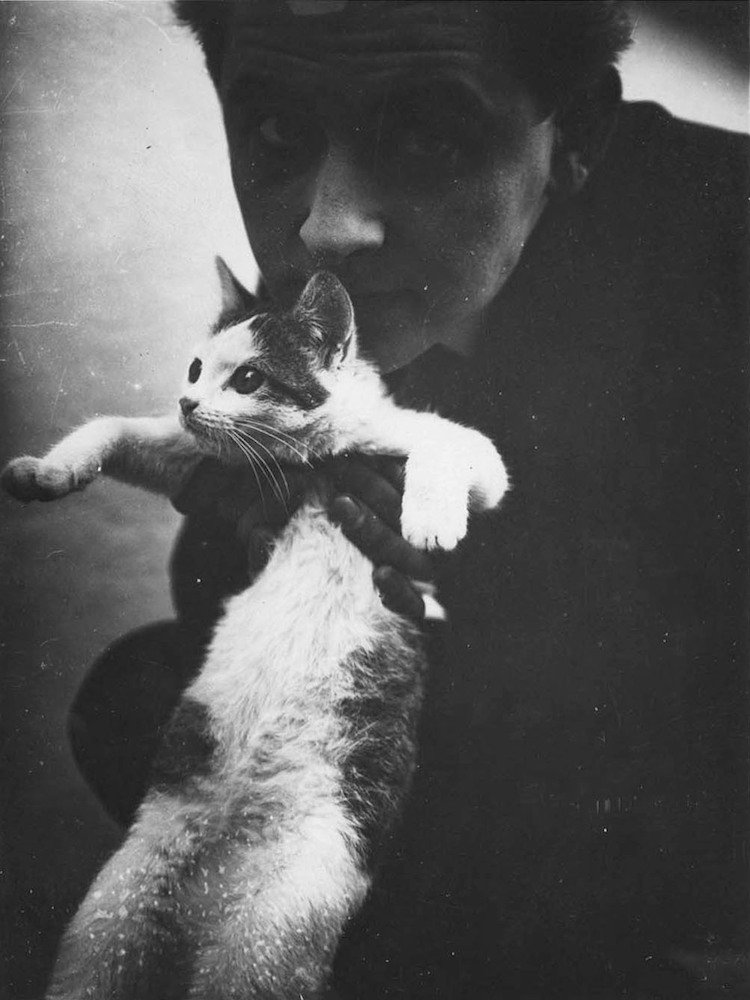Clemens Röseler mit seiner Katze Luscat, vertikal
