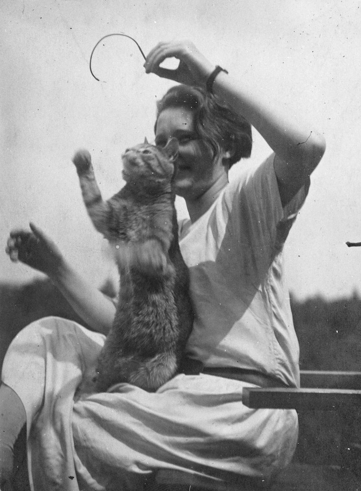 Inge Kehler mit ihrer Katze