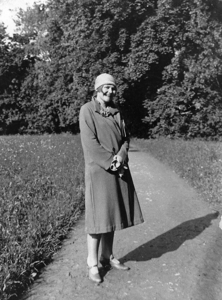 Suse Ackermann im Park von Weimar