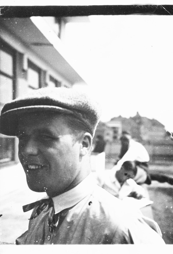 Hans Bertolf mit Mütze, auf Bauhaus-Terrasse
