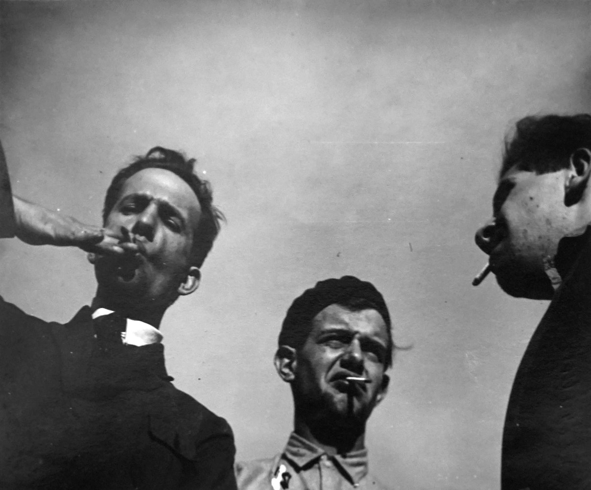 Protestkundgebung am Bauhaus II. Werner Siedhoff, Albert Mentzel, Naftali Rubinstein, rauchend (Bauhäusler)