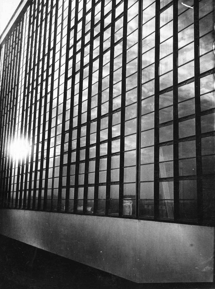 Spiegelung der Sonne in der Fensterwand des Werkstattgebäudes, Sicht vom ersten Treppenabsatz des Hauptgebäudes