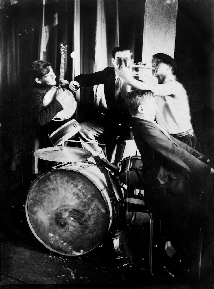 Gestelltes Bild von Lux Feininger. Tanzlehrer Salinger, Alexander (Xanti) Schawinsky mit Trompete, Andor Weininger