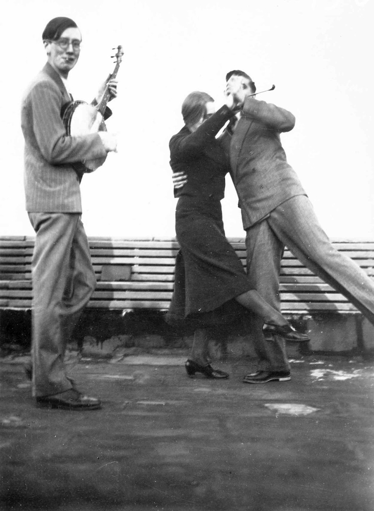 Auf dem Dach des Bauhauses II. Friedhelm Strenger mit Banjo, Wysse Hägg und Josef Tokayer tanzen