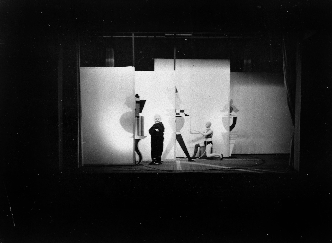 Figure in Space - Figural Cabinet. Performers: Lou Scheper, Werner Siedhoff