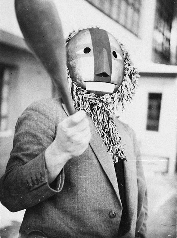 Alexander (Xanti) Schawinsky in einer Maske von T. Lux Feininger, mit Keule