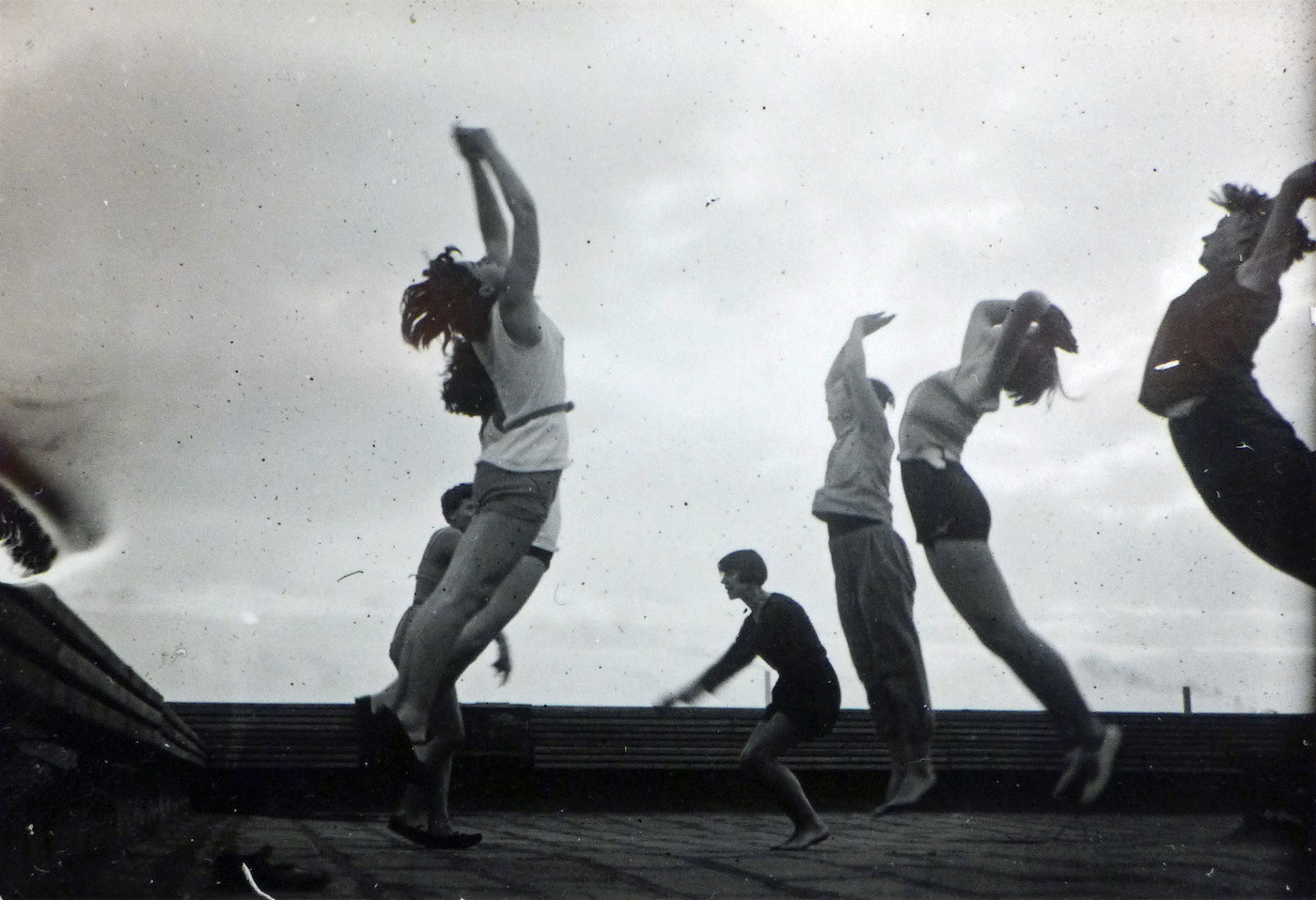 Gymnastik der Frauen auf dem Dach des Bauhauses, Leitung Karla Grosch I