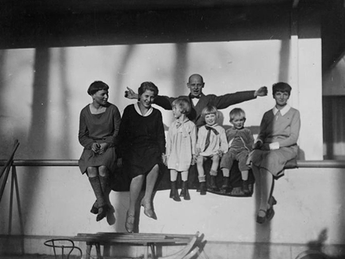 Oskar Schlemmer mit seiner Frau Tut, Lola Yekimosky, seinen Kindern Tilman, Jaina, Karin vor seinem Meisterhaus in Dessau