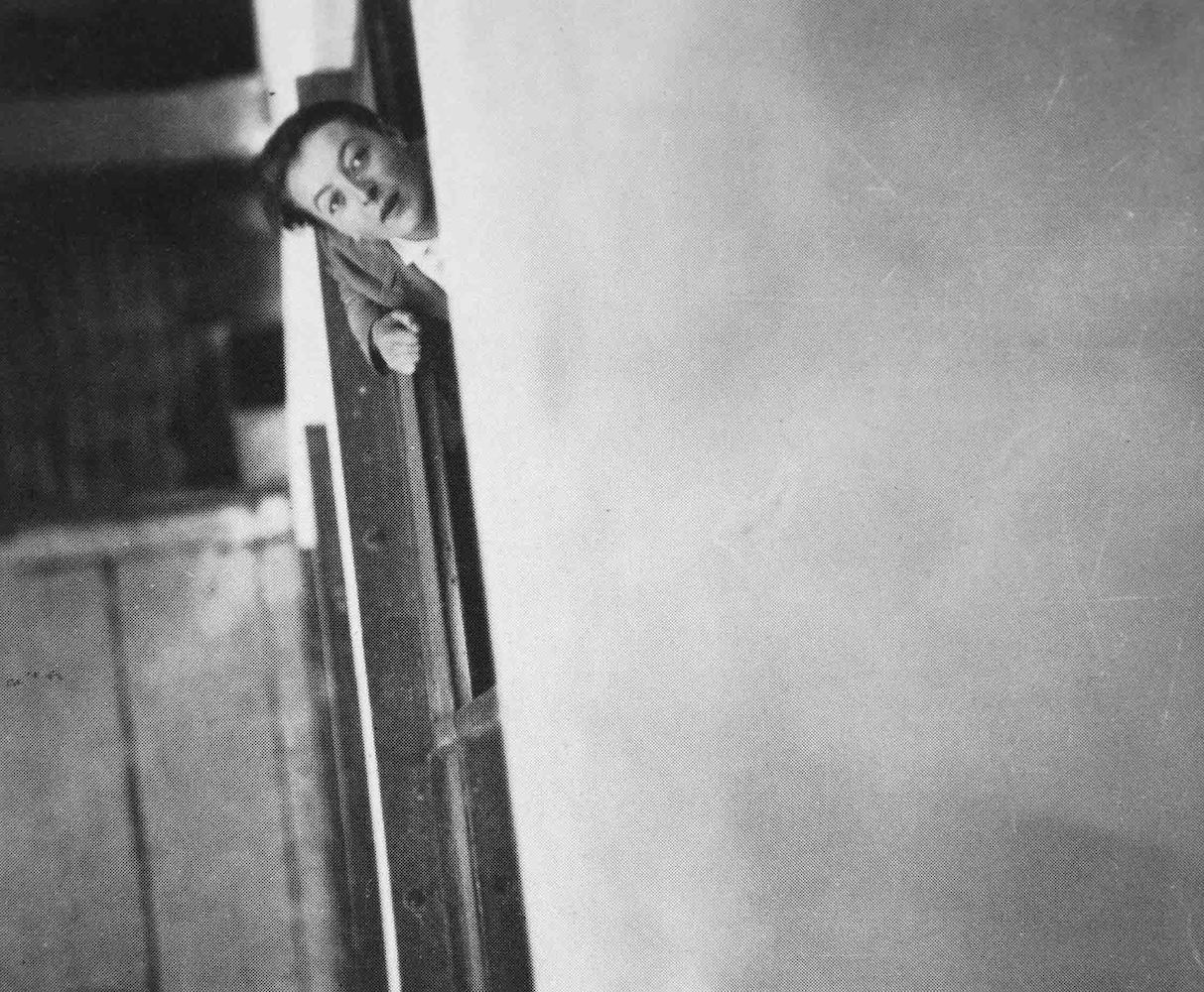 Portrait-Session I. Lis Beyer-Volger blickt aus einem Bauhausfenster nach oben