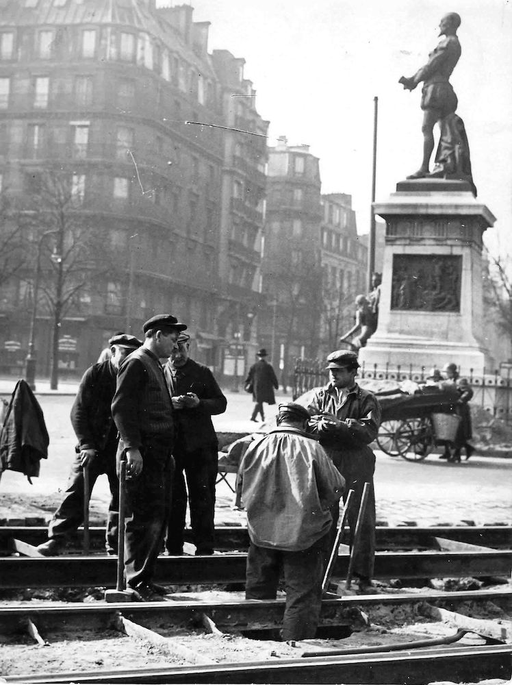 Arbeiter in Paris. Gruppe von fünf Arbeitern bei der Aufnahme von Fahrschienen*