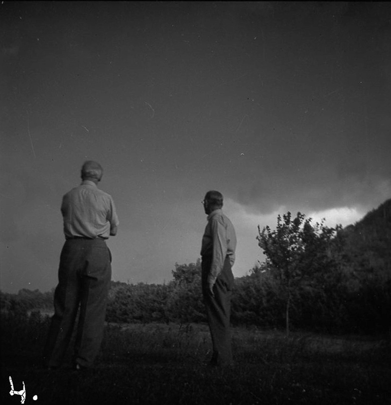 Ein Sturm kommt auf in Lime Rock*. Lyonel Feininger und Frank Kortheuer auf den Rasen