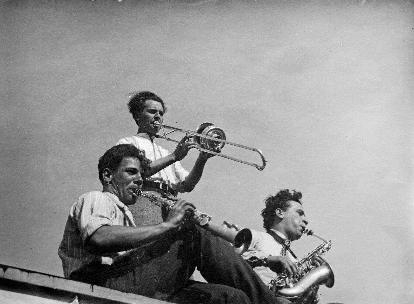 Mitglieder der Bauhauskapelle als Trio auf dem Dach des Bauhauses II. Ernst Egeler, Clemens Röseler, Alexander (Xanti) Schawinsky