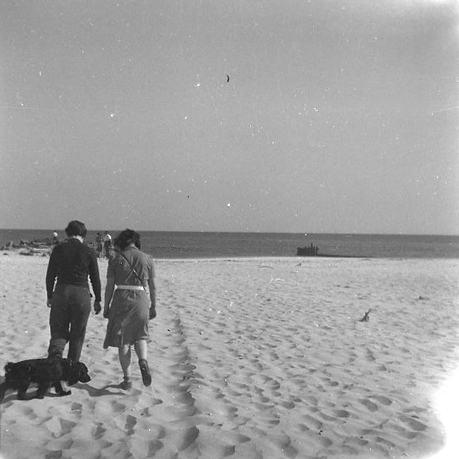 Long Beach, Long Island. Zwei Mädchen mit Hund am Strand