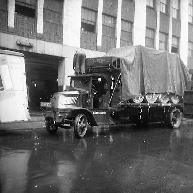 Zeitungsdruckpapier-Lieferwagen im Regen*. [Daniels] & Kennedy Inc.