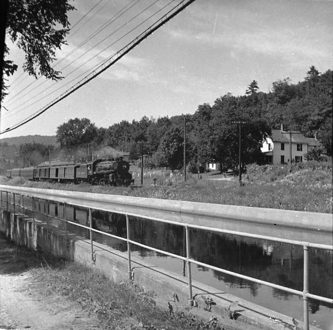 New Haven R.R. entgegenkommender Zug auf eine Bahnstrecke am Kanal