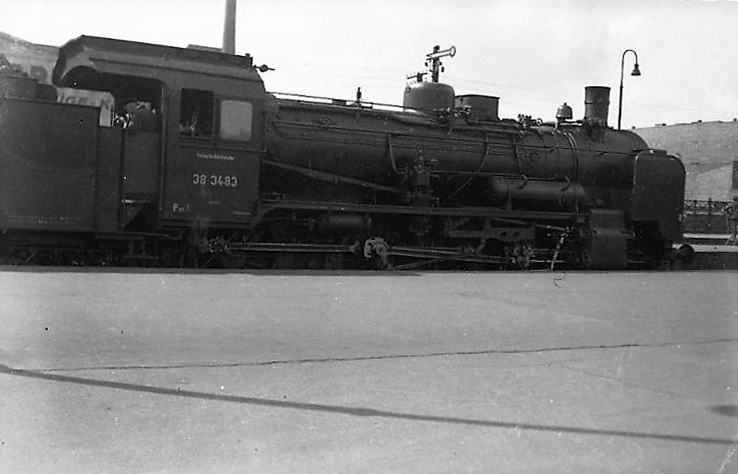 Lokomotive 38 3483 am Bahnsteig I