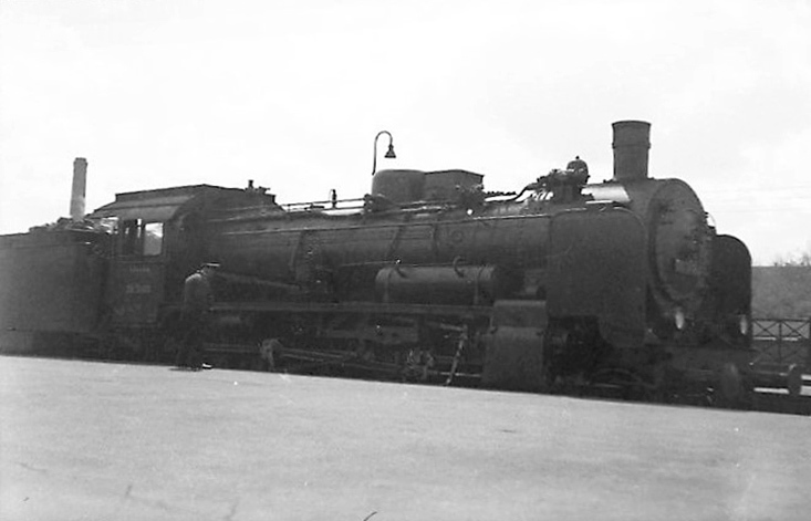 Lokomotive 38 3483 am Bahnsteig III