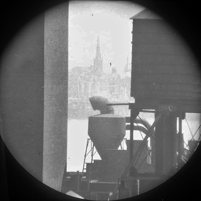 Blick über den East River auf Brooklyn, aus dem 11. Stock eines Gebäudes in der 2nd Ave. III  [Telefoto]