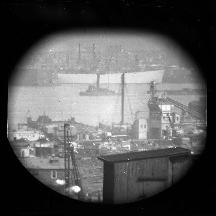 Fenster zum East River [Telefoto]