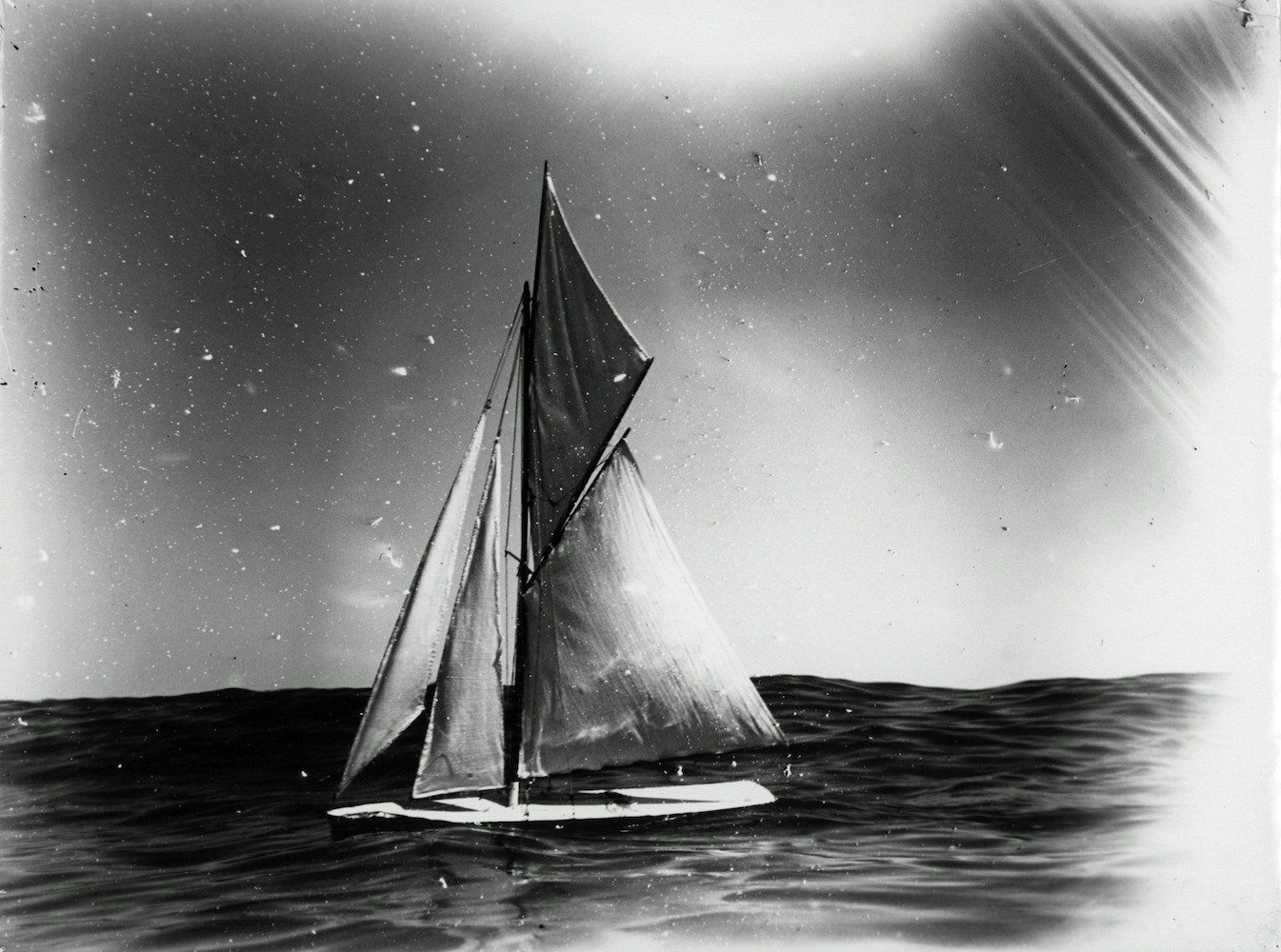 Model yacht, light incidence during plate chang
