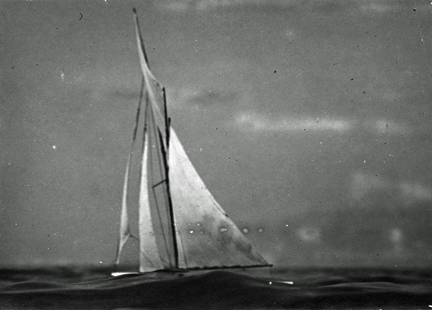 Modellyacht segelt auf der Ostsee II