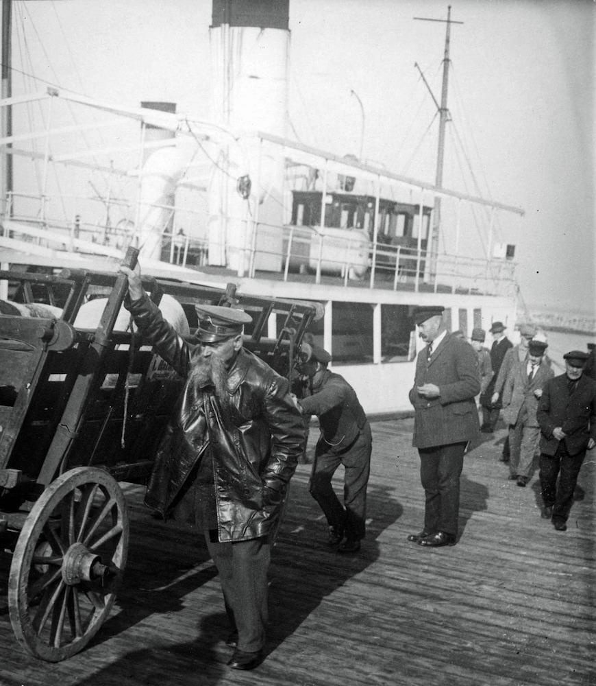 Stralsund, November 1929 - Das Dampfschiff aus Rügen wird entladen