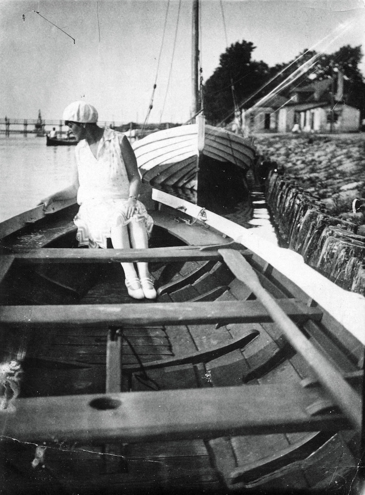 Julia Feininger sitzt in einem Boot