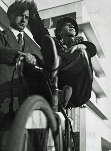 Clemens Röseler und Alexander (Xanti) Schawinsky mit Fahrrad vor dem Bauhaus [Unheberschaft unklar]