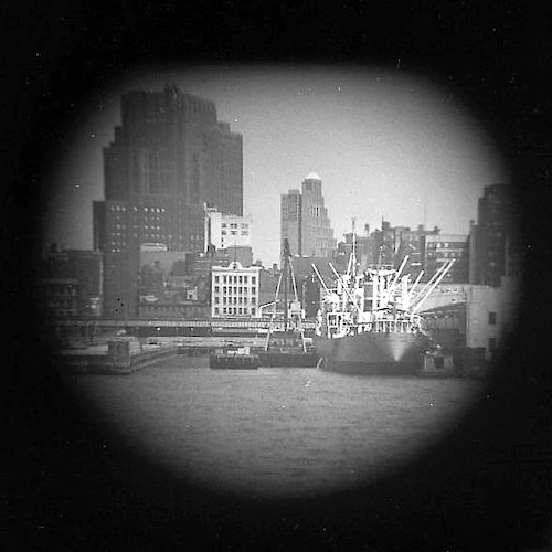 Blick auf Docks von Brooklyn I [Telescope view]