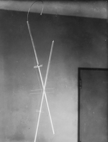 Hinrich Bredendieck suspended construction. Glass tubes fastended together with thin wire [Authorship uncertain]
